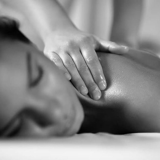 En varsam hand under en massagebehandling